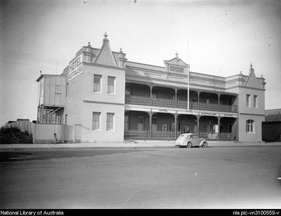 Wellings, C. E. (Charles Eden), -195- Hotel Australasia, Imlay Street, Eden, ca. 1940 [picture]