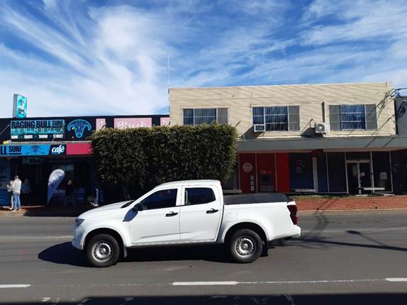 A white truck on the street

AI-generated content may be incorrect.