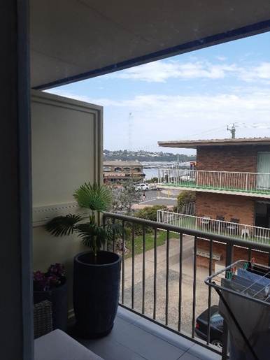 A balcony with a view of the city

AI-generated content may be incorrect.